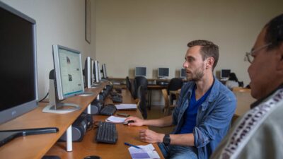 Twee mannen achter de computer